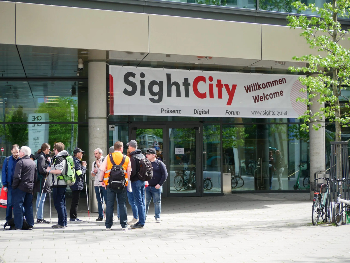 Fotografie z veletrhu asistivních pomůcek pro zrakově postižené Sight City (www.sightcity.net).